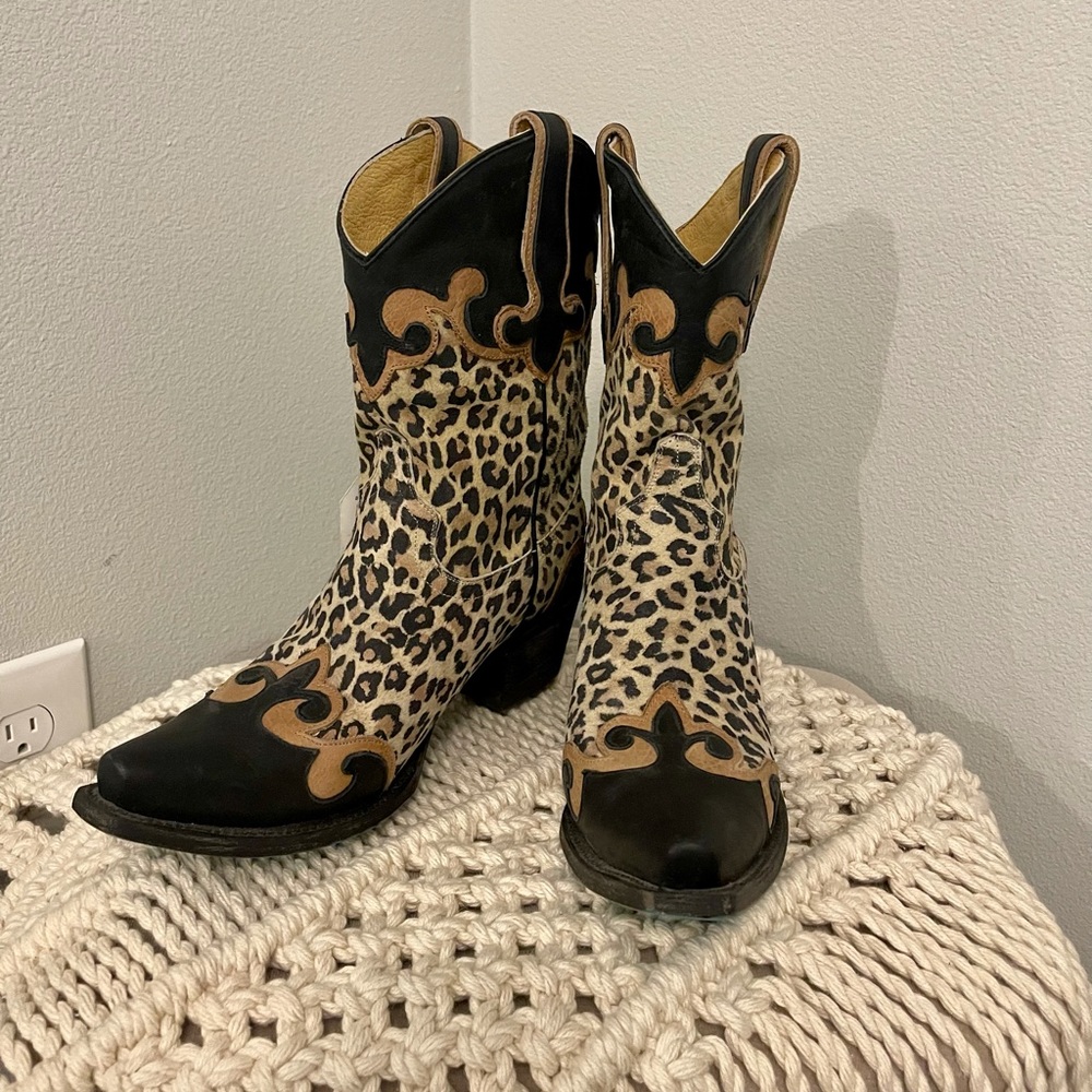 Boots - Picture 2 of 7